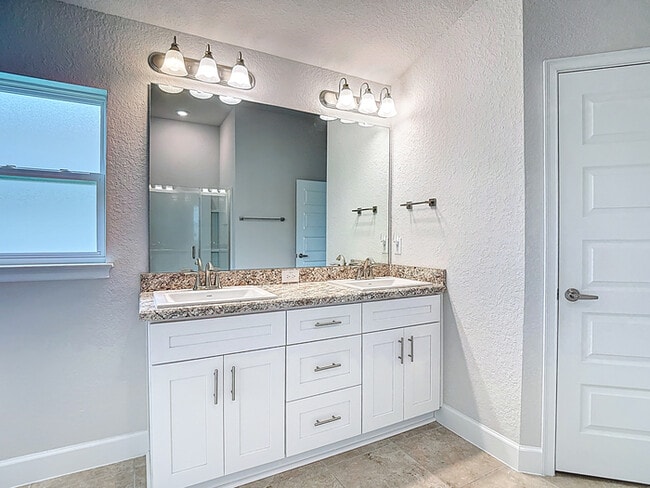 Building Photo - Welcome in to this beautiful Unfurnished -...