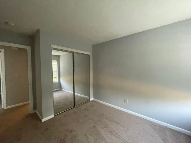 Building Photo - UPPER LEVEL SINGLE STORY CONDO IN HOLLAND ...