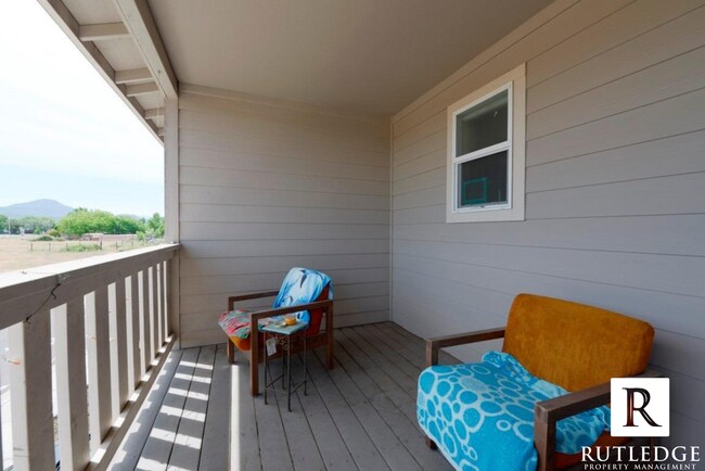 Building Photo - 3 Bedroom 2 1/2 Bath Townhome in White Cit...