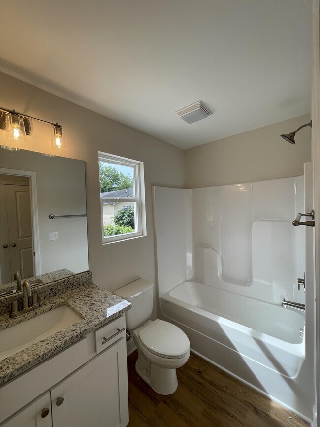 Building Photo - 1703 S Lyerly St