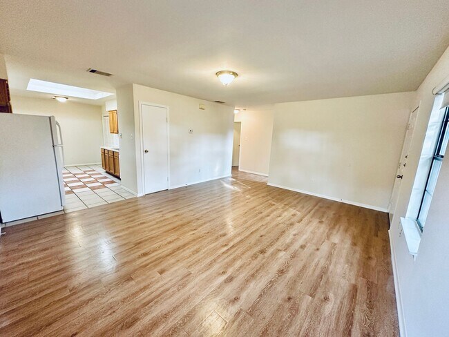 Building Photo - 5207 Thunderbird St