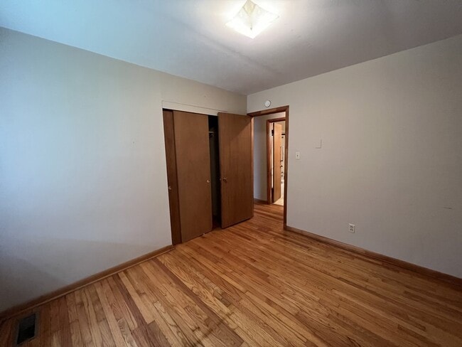 Building Photo - 207 N Mulberry St