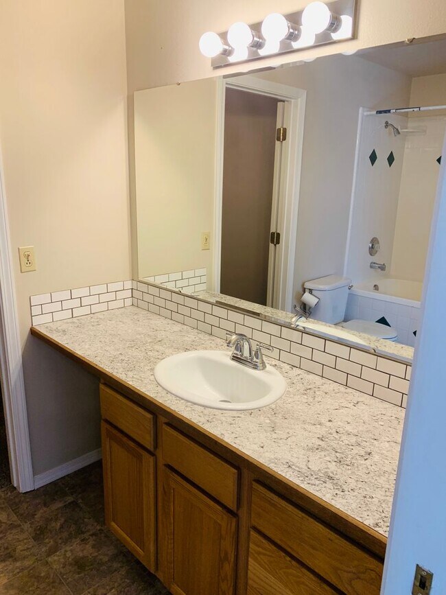Building Photo - Beautiful Home with Separate Office/Bonus ...