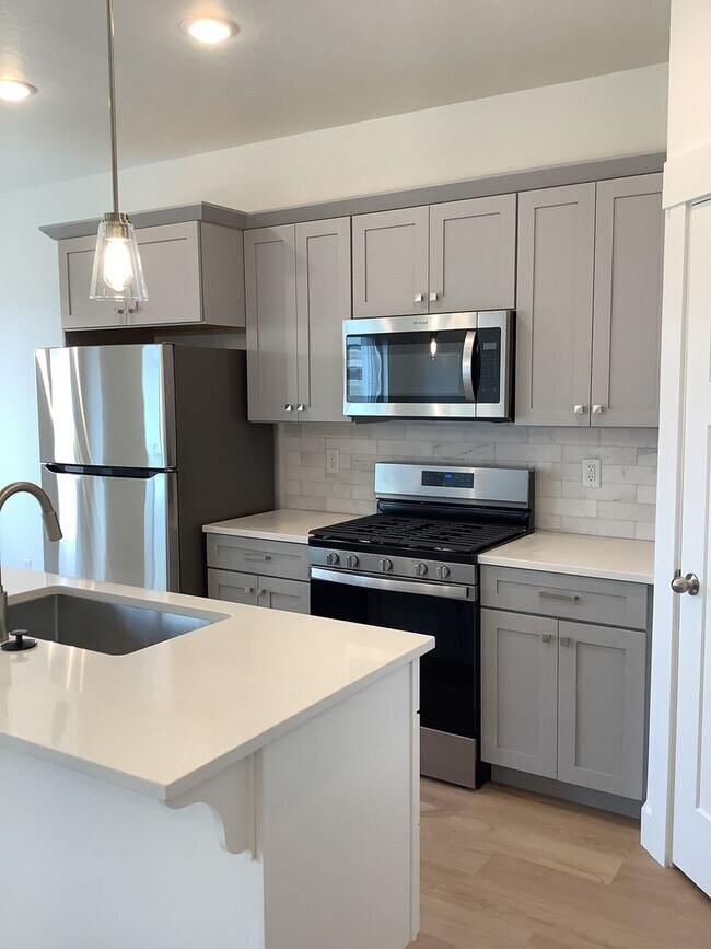 Building Photo - New Construction Townhome Located in Prime Saratoga Springs Location.