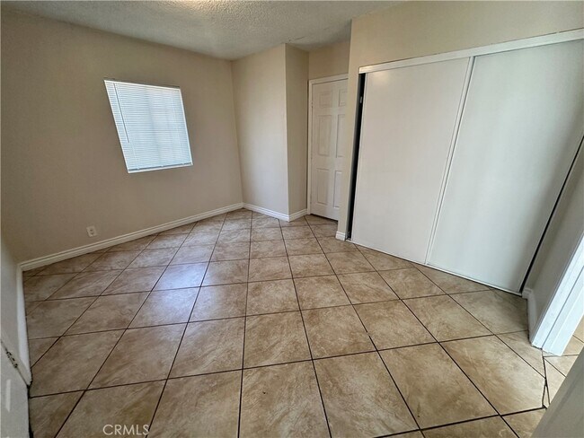 Building Photo - 10516 Clovis Ave