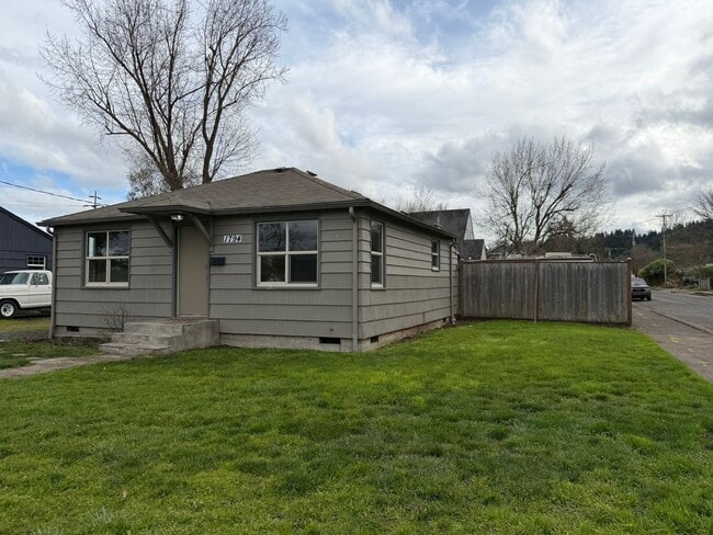 Building Photo - Charming 2 bed 1 bath house in a great neighborhood!