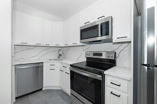 Building Photo - 962 Rte 9W