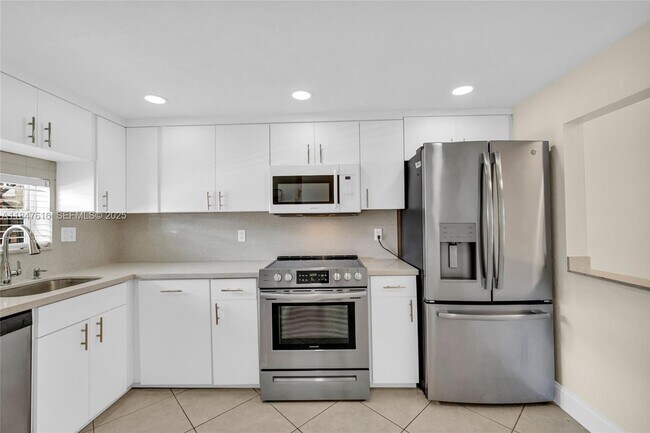 Building Photo - 681 S Hollybrook Dr