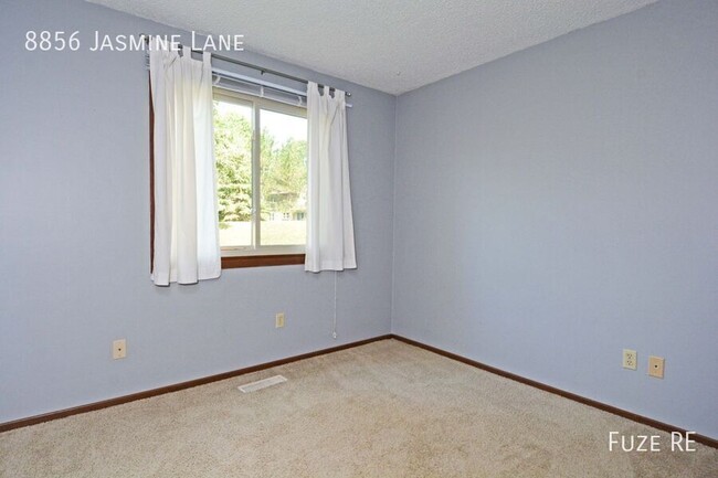 Building Photo - Stunning 2 BD / 1 BA Eden Prairie Town home.