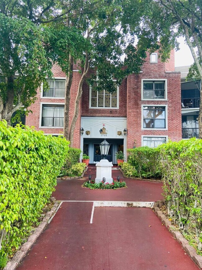 Building Photo - 3760 Inverrary Dr