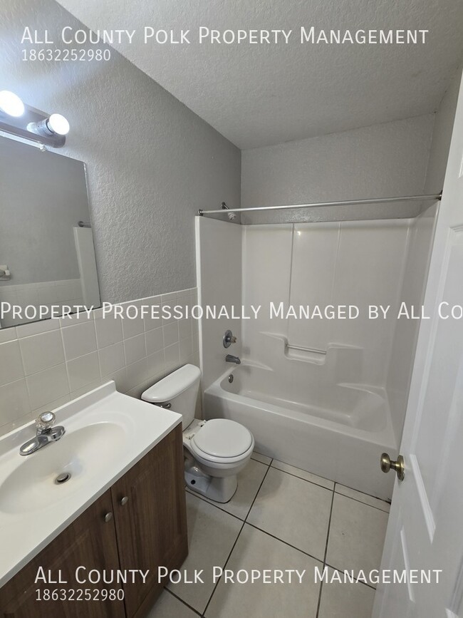 Building Photo - Fantastic 3 Bedroom Duplex - Lawn Care Inc...