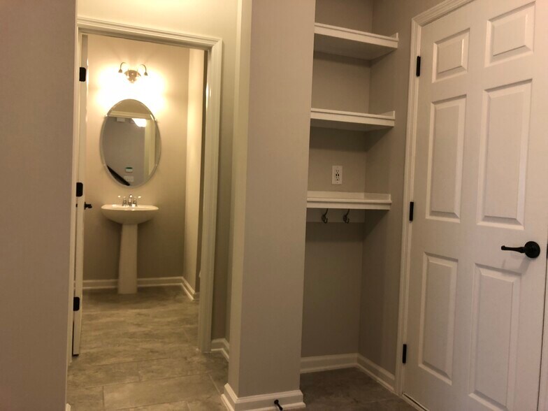Building Photo - 557 Richmond Dr