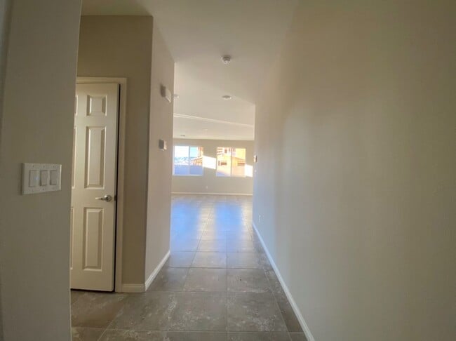 Building Photo - 4 BED 2.5 BATH 2 CAR GARAGE,  LARGE CORNER...