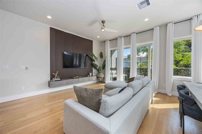 Building Photo - 5310 Suez St