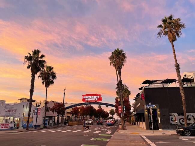 Steps from University Heights cafes, bars, and shops - 1755 Mission Cliff Dr