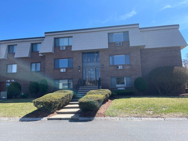 Building Photo - 4 Hallmark Gdns