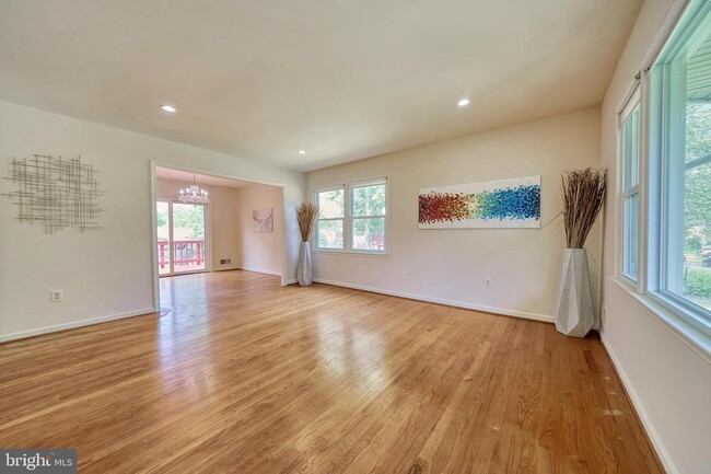 Building Photo - 9516 Bonair Dr