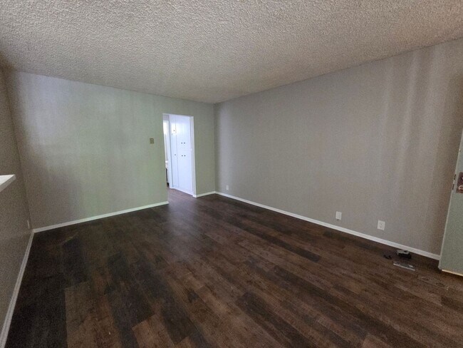 Building Photo - Spacious 1 Bedroom 1 Bath Upstairs Unit Apartment
