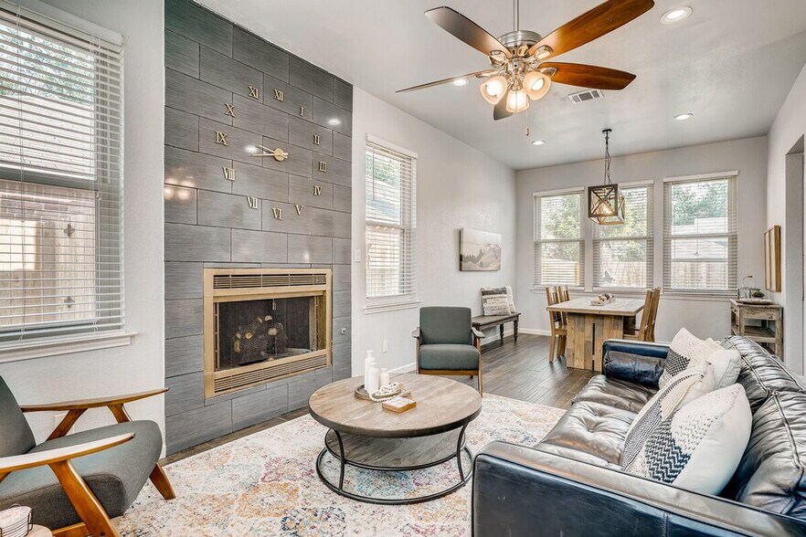 Building Photo - 2201 Rosemary Ln