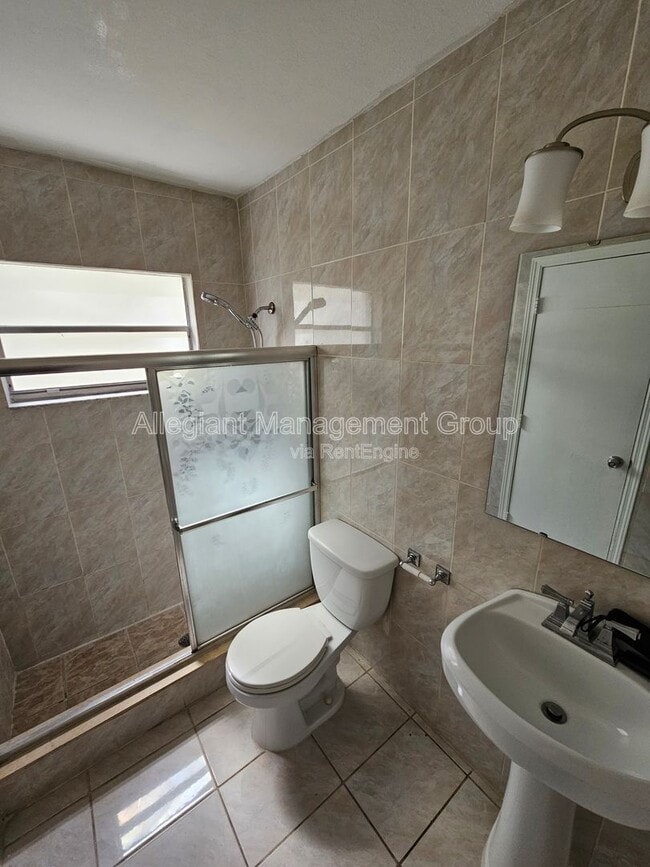 Building Photo - 1213 Roma Ct