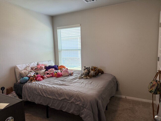 Building Photo - Charming 4 bedroom, 2 bath house located B...