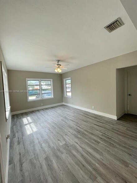 Building Photo - 820 SE 12th St