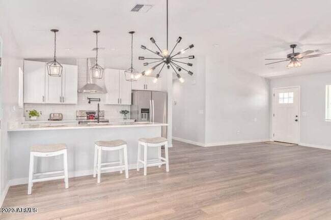 Building Photo - 1624 W Geneva Dr