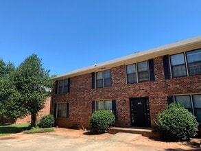 Building Photo - 2BR/ 2Bath on Eastside! Available end of July 2026