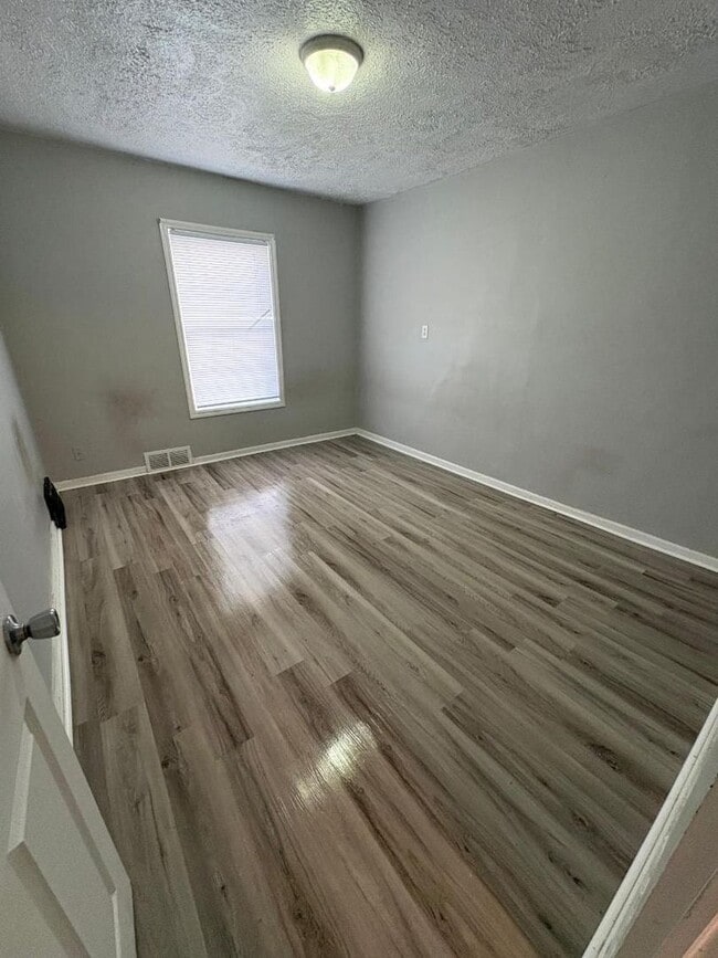 Building Photo - Spacious 4-Bedroom, 2-Bathroom Home – $1,625/Month | Accepting Section 8