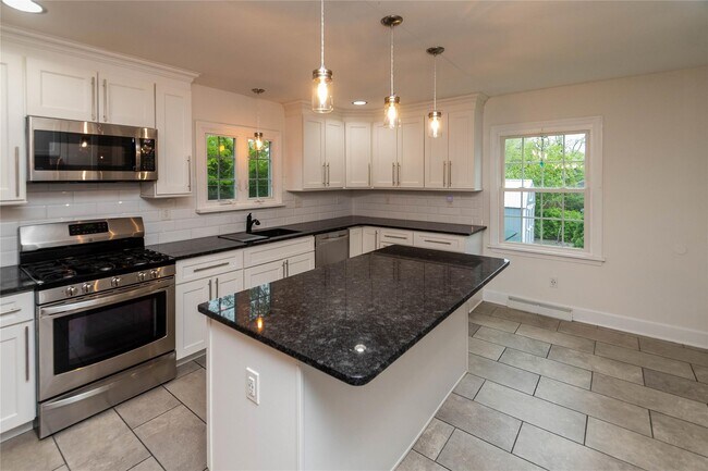 Building Photo - 37 Clover Hill Dr