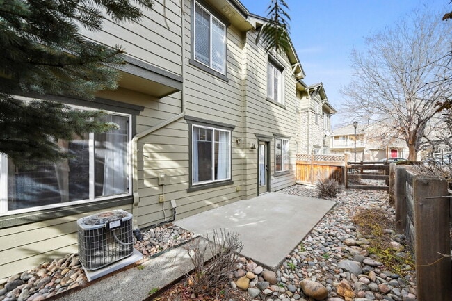 Building Photo - 3-Bed Townhouse with Open Floorplan, 2.5 Baths, and Fireplace in Rolling Hills!