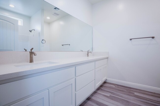 Building Photo - Beautiful 4 bed, 2 bath home AVAILABLE for...