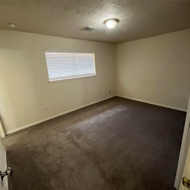 Building Photo - 2811 Wood River Rd