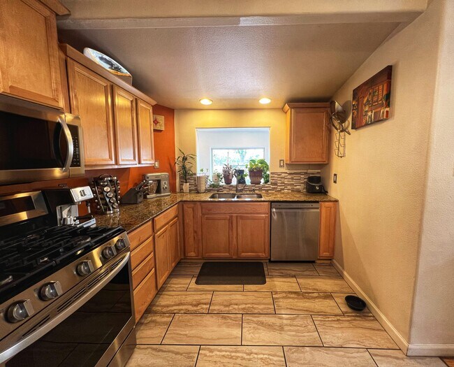 Building Photo - 310 Aliso Dr SE