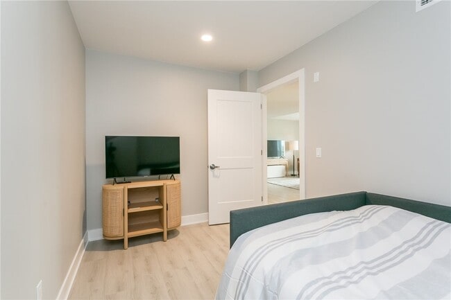 Building Photo - 205 Lakeshore Dr