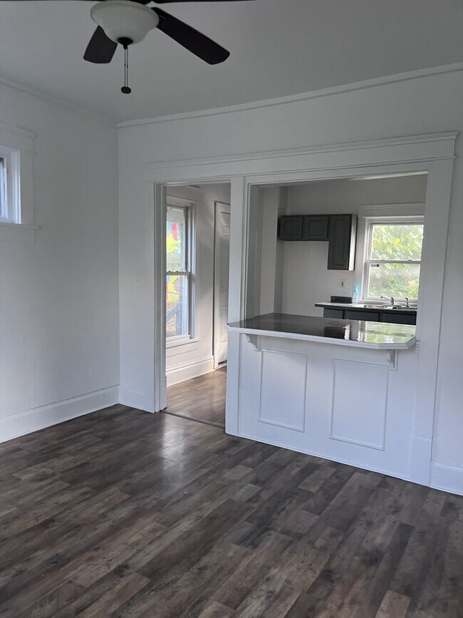 Building Photo - Classic Colonial Charm with Modern Comforts –  3 Bedroom Home!