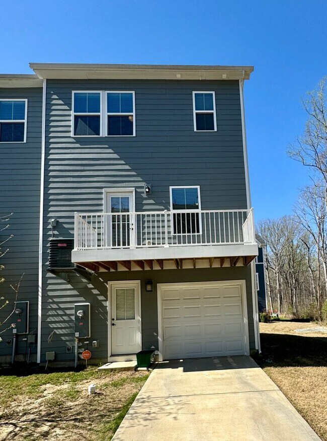 Building Photo - 3BR/2.5BA End Unit Townhome