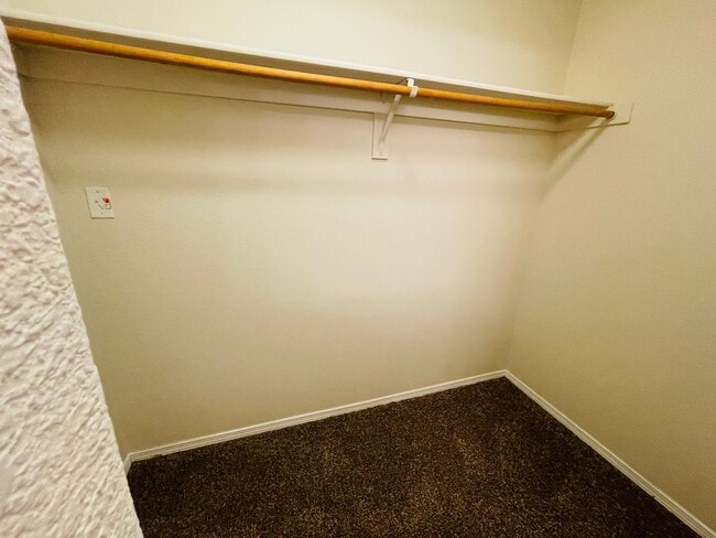 Building Photo - 3 bed 2 bath 1400 sq ft home