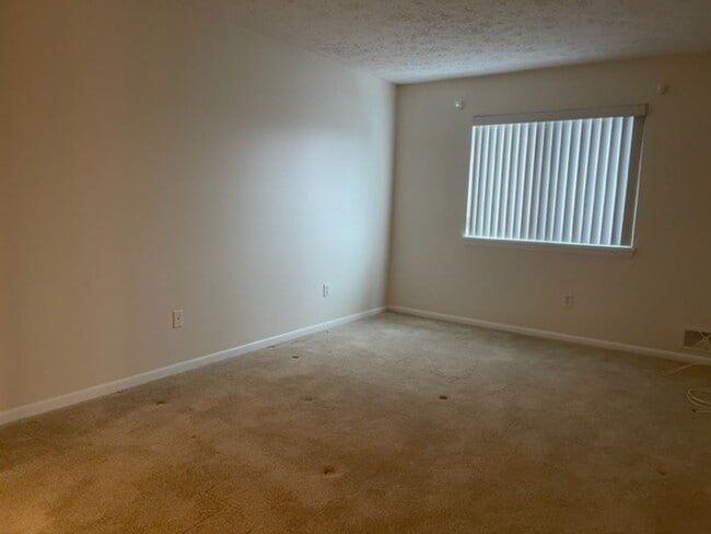 Building Photo - 2 Bedroom Condo - 1.5 Baths, Community Pool, Central AC