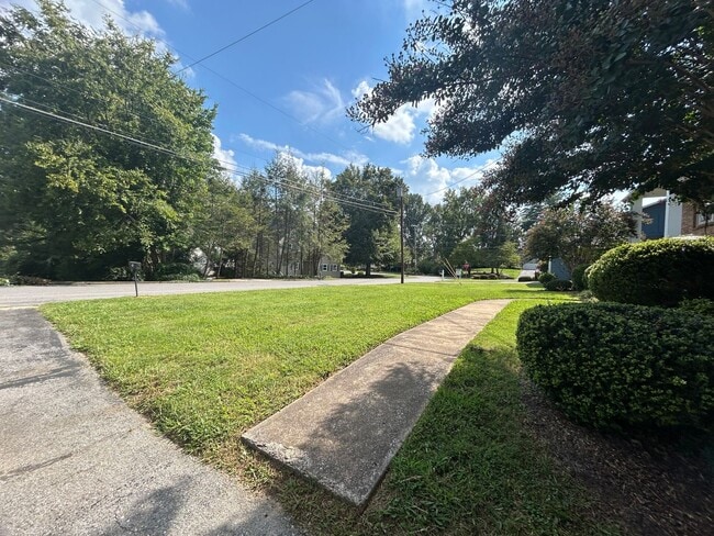 Building Photo - Large 4 bedroom 3 bathroom house in the he...