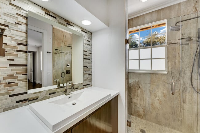 Building Photo - 406 NW 25th Ave