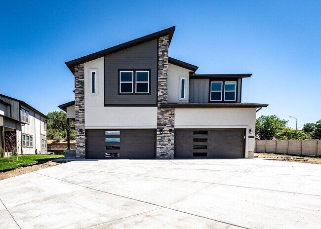 Building Photo - 3 Bedroom Contemporary Townhome off of Austin Bluffs