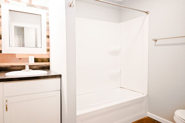 Building Photo - 95 4th Ave S