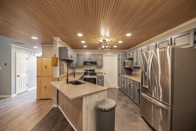 Building Photo - 5516 Oakside Dr