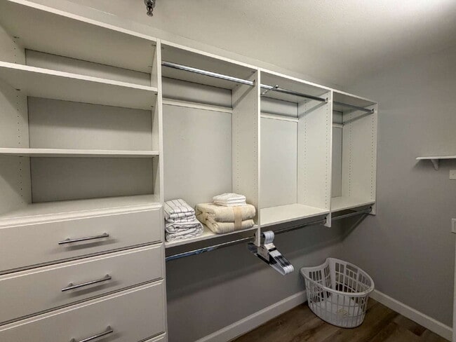 Building Photo - Luxury Furnished Longboat Key Retreat with Private Beach Club Access & Golf Course Views Remodele...