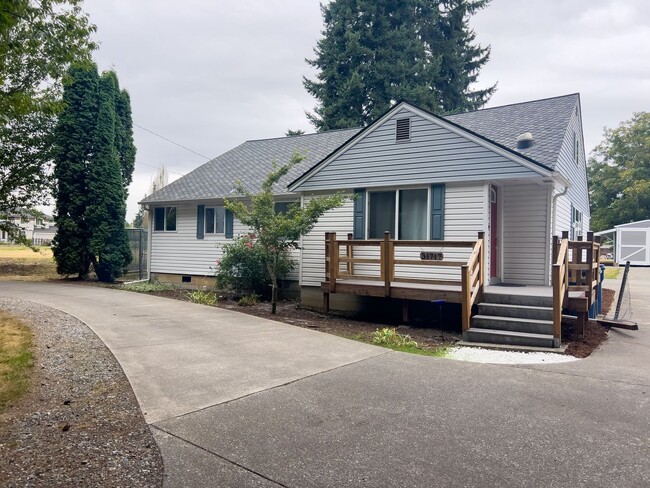 Building Photo - Country living 5 bed w/RV parking and 3 car garage!