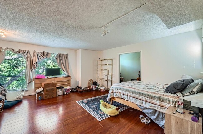 Building Photo - 6810 Thorncliffe Dr