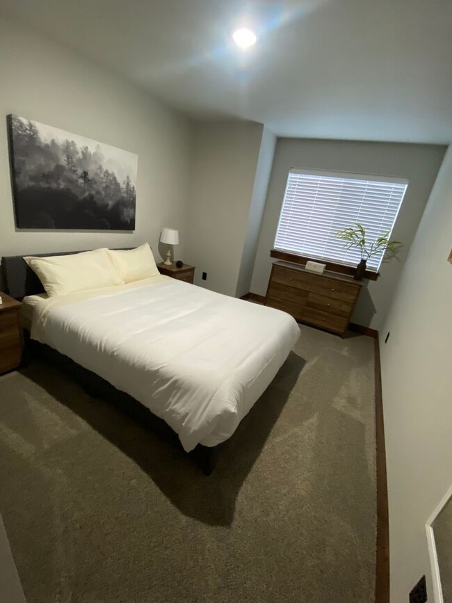 Building Photo - Beautifully Furnished 3 bed/2bath Hamilton...