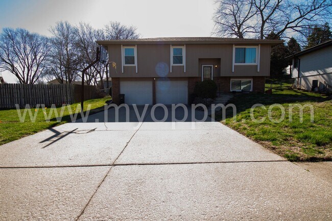 Building Photo - 6711 S 75th Ave