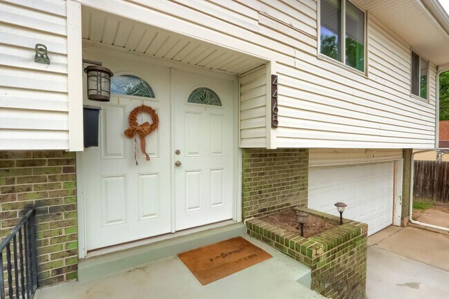 Building Photo - 4 BED 3 BATH HOUSE NEAR CREAK PARK!!!